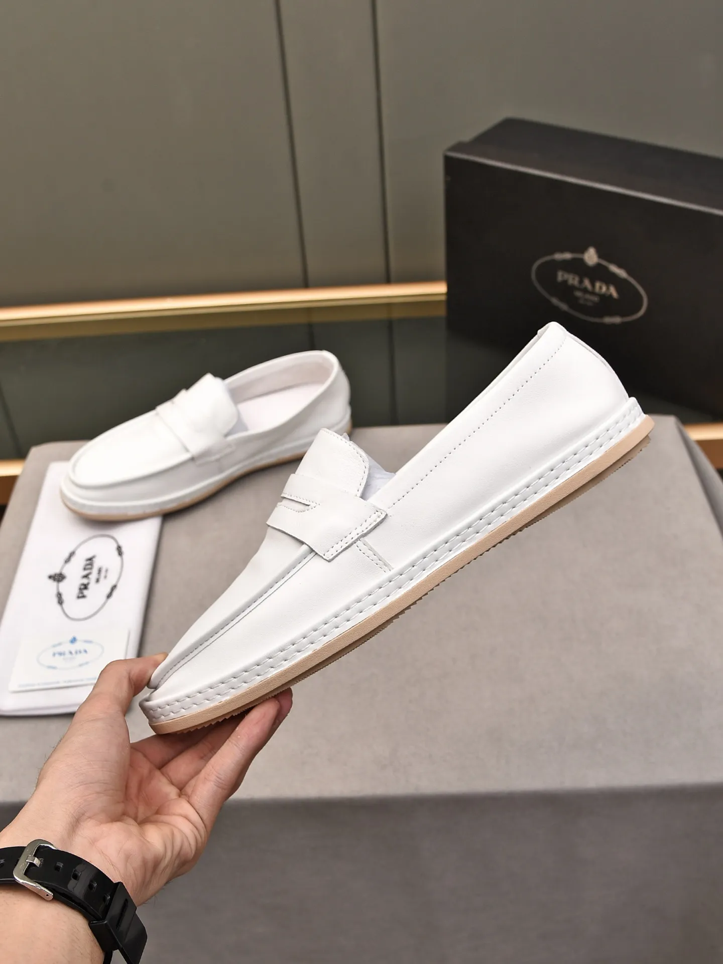 👟👟👟Men's Shoes💰P420 🆕🔥New Updates🔥👟PRADA (Prada) new products are released, imported soft cowhide, fashionable to allow air to penetrate the entire shoe, and the awesome shoes [strong] bring an extremely comfortable and breathable feeling! Beautiful inside and out! Exquisite workmanship, top-grade cowhide material, 😌Number: 38~44, black and white color options.